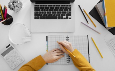 Раздел для тех, кто хочет прокачать карьеру курсы по поиску работы, переходу в IT, фрилансу и переговорам о зарплате.