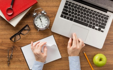 Раздел для HR-специалистов, рекрутеров и руководителей подборки курсов по найму, управлению командами, HR-аналитике и мотивации.